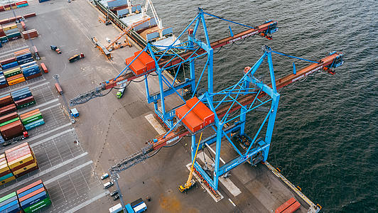 Logistics masterclass: “migrating” two 1400 tonnes cranes from Hamburg to Muuga